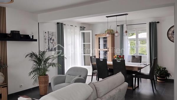 Coup de cœur à Nazelles-Négron 

Superbe maison de 113 m², remise au goût du jour, pleine de charme et prête à accueillir votre famille.

Caractéristiques principales :
•	4 chambres spacieuses,
•	Double séjour lumineux,
•	Cuisine aménagée et équipée, semi-ouverte,
•	2 pièces d’eau,
•	2 WC indépendants.

Extérieurs :
•	Un écrin de verdure clos et arboré : 810 m² sans vis-à-vis
•	Terrasses conviviales idéales pour vos repas d’été entre amis ou en famille,
•	Piscine hors sol pour profiter des beaux jours,
•	Cabanon de jardin.

Une maison chaleureuse et prête à vivre, il vous reste plus qu’à poser vos valises et profiter !