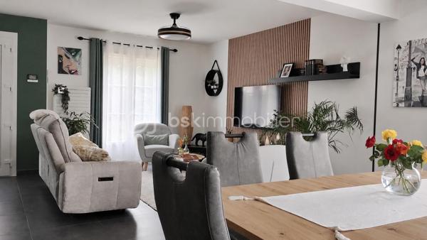 Coup de cœur à Nazelles-Négron 

Superbe maison de 113 m², remise au goût du jour, pleine de charme et prête à accueillir votre famille.

Caractéristiques principales :
•	4 chambres spacieuses,
•	Double séjour lumineux,
•	Cuisine aménagée et équipée, semi-ouverte,
•	2 pièces d’eau,
•	2 WC indépendants.

Extérieurs :
•	Un écrin de verdure clos et arboré : 810 m² sans vis-à-vis
•	Terrasses conviviales idéales pour vos repas d’été entre amis ou en famille,
•	Piscine hors sol pour profiter des beaux jours,
•	Cabanon de jardin.

Une maison chaleureuse et prête à vivre, il vous reste plus qu’à poser vos valises et profiter !