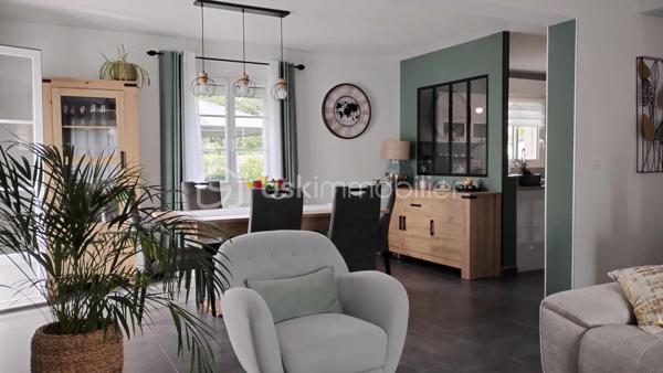 Coup de cœur à Nazelles-Négron 

Superbe maison de 113 m², remise au goût du jour, pleine de charme et prête à accueillir votre famille.

Caractéristiques principales :
•	4 chambres spacieuses,
•	Double séjour lumineux,
•	Cuisine aménagée et équipée, semi-ouverte,
•	2 pièces d’eau,
•	2 WC indépendants.

Extérieurs :
•	Un écrin de verdure clos et arboré : 810 m² sans vis-à-vis
•	Terrasses conviviales idéales pour vos repas d’été entre amis ou en famille,
•	Piscine hors sol pour profiter des beaux jours,
•	Cabanon de jardin.

Une maison chaleureuse et prête à vivre, il vous reste plus qu’à poser vos valises et profiter !