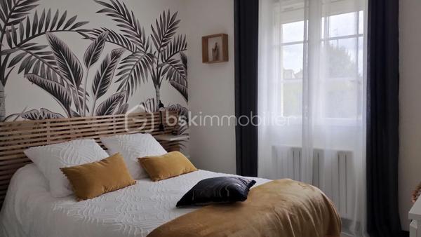 Coup de cœur à Nazelles-Négron 

Superbe maison de 113 m², remise au goût du jour, pleine de charme et prête à accueillir votre famille.

Caractéristiques principales :
•	4 chambres spacieuses,
•	Double séjour lumineux,
•	Cuisine aménagée et équipée, semi-ouverte,
•	2 pièces d’eau,
•	2 WC indépendants.

Extérieurs :
•	Un écrin de verdure clos et arboré : 810 m² sans vis-à-vis
•	Terrasses conviviales idéales pour vos repas d’été entre amis ou en famille,
•	Piscine hors sol pour profiter des beaux jours,
•	Cabanon de jardin.

Une maison chaleureuse et prête à vivre, il vous reste plus qu’à poser vos valises et profiter !