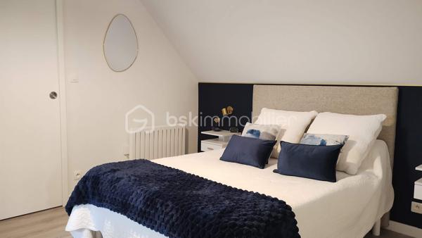 Coup de cœur à Nazelles-Négron 

Superbe maison de 113 m², remise au goût du jour, pleine de charme et prête à accueillir votre famille.

Caractéristiques principales :
•	4 chambres spacieuses,
•	Double séjour lumineux,
•	Cuisine aménagée et équipée, semi-ouverte,
•	2 pièces d’eau,
•	2 WC indépendants.

Extérieurs :
•	Un écrin de verdure clos et arboré : 810 m² sans vis-à-vis
•	Terrasses conviviales idéales pour vos repas d’été entre amis ou en famille,
•	Piscine hors sol pour profiter des beaux jours,
•	Cabanon de jardin.

Une maison chaleureuse et prête à vivre, il vous reste plus qu’à poser vos valises et profiter !