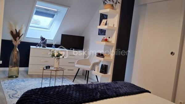 Coup de cœur à Nazelles-Négron 

Superbe maison de 113 m², remise au goût du jour, pleine de charme et prête à accueillir votre famille.

Caractéristiques principales :
•	4 chambres spacieuses,
•	Double séjour lumineux,
•	Cuisine aménagée et équipée, semi-ouverte,
•	2 pièces d’eau,
•	2 WC indépendants.

Extérieurs :
•	Un écrin de verdure clos et arboré : 810 m² sans vis-à-vis
•	Terrasses conviviales idéales pour vos repas d’été entre amis ou en famille,
•	Piscine hors sol pour profiter des beaux jours,
•	Cabanon de jardin.

Une maison chaleureuse et prête à vivre, il vous reste plus qu’à poser vos valises et profiter !