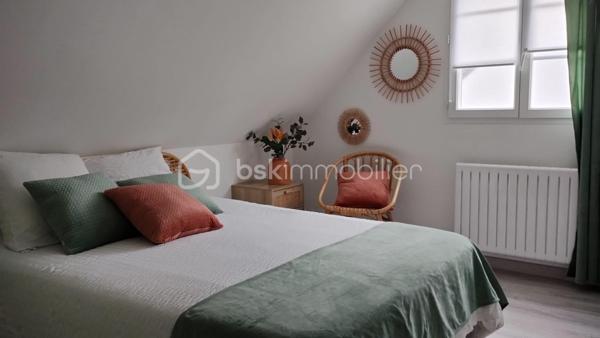 Coup de cœur à Nazelles-Négron 

Superbe maison de 113 m², remise au goût du jour, pleine de charme et prête à accueillir votre famille.

Caractéristiques principales :
•	4 chambres spacieuses,
•	Double séjour lumineux,
•	Cuisine aménagée et équipée, semi-ouverte,
•	2 pièces d’eau,
•	2 WC indépendants.

Extérieurs :
•	Un écrin de verdure clos et arboré : 810 m² sans vis-à-vis
•	Terrasses conviviales idéales pour vos repas d’été entre amis ou en famille,
•	Piscine hors sol pour profiter des beaux jours,
•	Cabanon de jardin.

Une maison chaleureuse et prête à vivre, il vous reste plus qu’à poser vos valises et profiter !