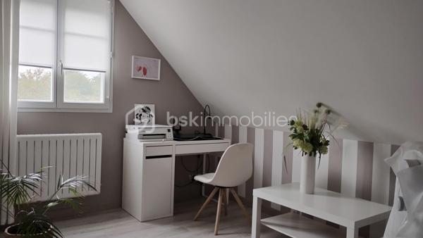 Coup de cœur à Nazelles-Négron 

Superbe maison de 113 m², remise au goût du jour, pleine de charme et prête à accueillir votre famille.

Caractéristiques principales :
•	4 chambres spacieuses,
•	Double séjour lumineux,
•	Cuisine aménagée et équipée, semi-ouverte,
•	2 pièces d’eau,
•	2 WC indépendants.

Extérieurs :
•	Un écrin de verdure clos et arboré : 810 m² sans vis-à-vis
•	Terrasses conviviales idéales pour vos repas d’été entre amis ou en famille,
•	Piscine hors sol pour profiter des beaux jours,
•	Cabanon de jardin.

Une maison chaleureuse et prête à vivre, il vous reste plus qu’à poser vos valises et profiter !