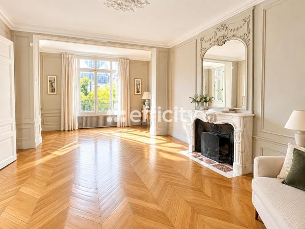 Maison
         10 pièces
        - 397 m² Bien prestige 2 850 000 € *