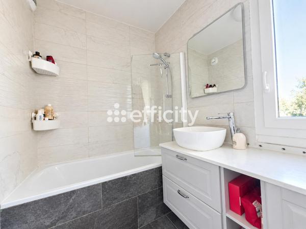 Appartement
         2 pièces
        - 55 m² 315 000 € *