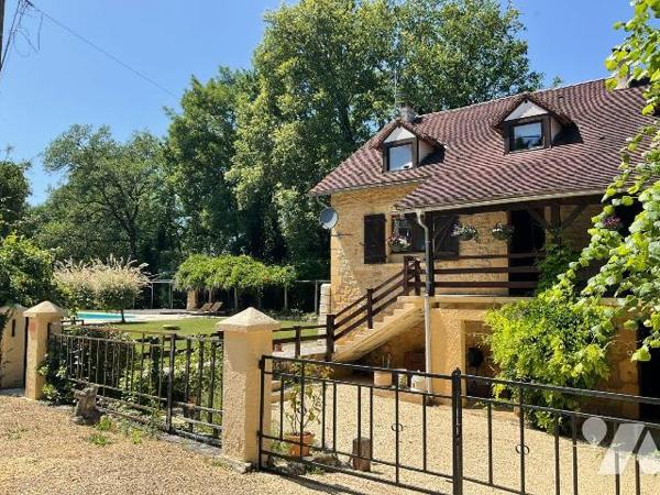 A VENDRE : Située sur les hauteurs entre SOUILLAC (46 - Lot) et GOURDON, maison en bon état sur...