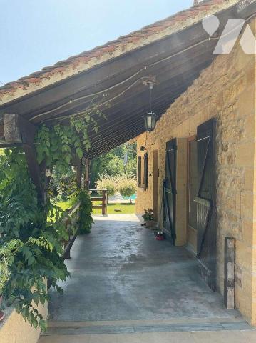 A VENDRE : Située sur les hauteurs entre SOUILLAC (46 - Lot) et GOURDON, maison en bon état sur...