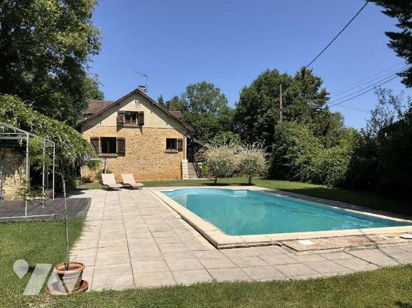 A VENDRE : Située sur les hauteurs entre SOUILLAC (46 - Lot) et GOURDON, maison en bon état sur...