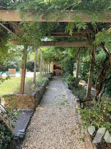 A VENDRE : Située sur les hauteurs entre SOUILLAC (46 - Lot) et GOURDON, maison en bon état sur...