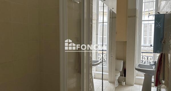 Location Appartement 3 pièces 71.36 m² - Paris 75008