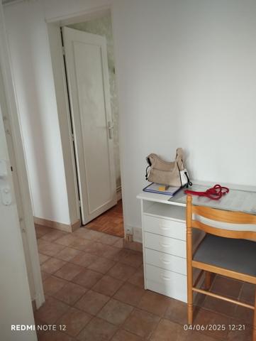 Appartement de 3 pièces bien entretenu au 6 ème étage avec ascenseur.