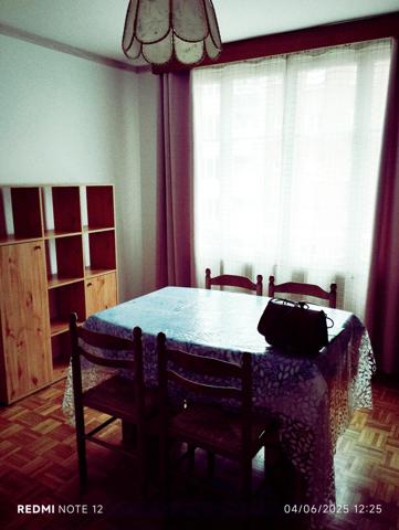 Appartement de 3 pièces bien entretenu au 6 ème étage avec ascenseur.