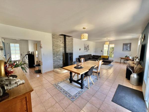 MAISON TRADITIONNELLE AVEC PISCINE ET TERRAIN CLOS