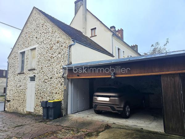 Située en plein cœur de Choisy-en-Brie, à proximité immédiate des commerces, écoles et commodités, cette charmante maison bourgeoise du XIXe siècle allie cachet de l’ancien et beaux volumes sur plus de 227 m² habitables.

RDC :
Une vaste entrée dessert un couloir menant à deux premières chambres (ancien cabinet médical d'environ 22 m² et salle d’attente d'environ 10 m², idéales pour une profession libérale ou un espace bureau).
La partie privative comprend un salon-séjour lumineux avec cheminée insert, une cuisine indépendante donnant accès à la terrasse et au jardin, ainsi qu’une véranda d’environ 17 m².

Étage :
Quatre belles chambres (environ 14, 20, 9 et 15 m²), une salle de bains et un WC indépendant.

2ᵉ niveau :
Un grenier aménagé offrant un beau potentiel :
une première chambre,
une seconde chambre avec pièce en enfilade (borgne),
et une vaste pièce d’environ 30 m² bénéficiant d’une belle hauteur sous plafond.

Annexes :
Une cave.
Une dépendance mitoyenne comprenant un double garage, une chaufferie, un atelier, et à l’étage, deux pièces à aménager totalisant environ 80 m² supplémentaires.

Extérieur :
Un jardin, une terrasse, et un bûcher complètent cet ensemble.

Travaux et équipements :
Toiture et isolation refaites en 2010 (maison principale)
Toiture du garage refaite en 2021
Fenêtres double vitrage (cuisine changée en décembre 2024)
Chauffage au fioul (éligible aux aides à la conversion énergétique, telles que MaPrimeRénov’ pour le passage à une pompe à chaleur ou chaudière moderne), tout à l’égout

Les atouts :
Centre-ville, commerces et écoles à pied
Volumes généreux et charme de l’ancien

Fort potentiel : grande maison familiale ou projet d’investissement locatif (division possible en plusieurs logements)

Choisy-en-Brie – 15 min de Coulommiers, 1h de Paris