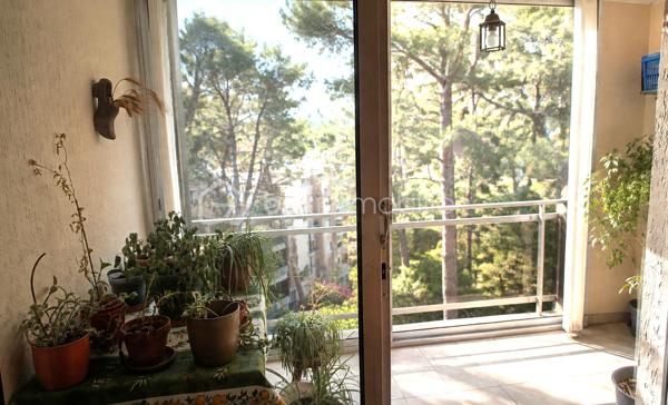 La Seyne-Sur-Mer À VENDRE - APPARTEMENT DE 96m² - STATIONNEMENTS - TERRASSE - CAVE 

À découvrir, dans une résidence sécurisée au pied d'un espace naturel protégé, cet appartement familial aux volumes généreux, situé dans une résidence parfaitement entretenue.

Au 2ème étage sans ascenseur, le bien de 96m² se compose d'un espace de vie comprenant un vaste salon-séjour lumineux d'environ 33m², idéal pour recevoir famille et amis, de 3 grandes chambres, d'un dressing, d'une cuisine fermée avec sa buanderie, d'une salle de bains, d'un WC indépendant,
d'un balcon offrant un espace extérieur appréciable au quotidien. Une cave complète le bien et plusieurs stationnements sont disponibles dans la résidence.
Je suis ouvert à la collaboration en inter-agences.
Je reste disponible 7j/7 pour vous apporter davantage d'informations et organiser une visite dans les meilleures conditions.