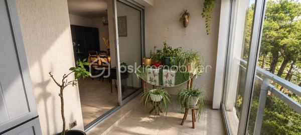 La Seyne-Sur-Mer À VENDRE - APPARTEMENT DE 96m² - STATIONNEMENTS - TERRASSE - CAVE 

À découvrir, dans une résidence sécurisée au pied d'un espace naturel protégé, cet appartement familial aux volumes généreux, situé dans une résidence parfaitement entretenue.

Au 2ème étage sans ascenseur, le bien de 96m² se compose d'un espace de vie comprenant un vaste salon-séjour lumineux d'environ 33m², idéal pour recevoir famille et amis, de 3 grandes chambres, d'un dressing, d'une cuisine fermée avec sa buanderie, d'une salle de bains, d'un WC indépendant,
d'un balcon offrant un espace extérieur appréciable au quotidien. Une cave complète le bien et plusieurs stationnements sont disponibles dans la résidence.
Je suis ouvert à la collaboration en inter-agences.
Je reste disponible 7j/7 pour vous apporter davantage d'informations et organiser une visite dans les meilleures conditions.