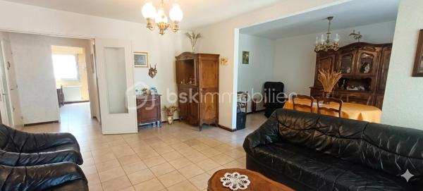 La Seyne-Sur-Mer À VENDRE - APPARTEMENT DE 96m² - STATIONNEMENTS - TERRASSE - CAVE 

À découvrir, dans une résidence sécurisée au pied d'un espace naturel protégé, cet appartement familial aux volumes généreux, situé dans une résidence parfaitement entretenue.

Au 2ème étage sans ascenseur, le bien de 96m² se compose d'un espace de vie comprenant un vaste salon-séjour lumineux d'environ 33m², idéal pour recevoir famille et amis, de 3 grandes chambres, d'un dressing, d'une cuisine fermée avec sa buanderie, d'une salle de bains, d'un WC indépendant,
d'un balcon offrant un espace extérieur appréciable au quotidien. Une cave complète le bien et plusieurs stationnements sont disponibles dans la résidence.
Je suis ouvert à la collaboration en inter-agences.
Je reste disponible 7j/7 pour vous apporter davantage d'informations et organiser une visite dans les meilleures conditions.