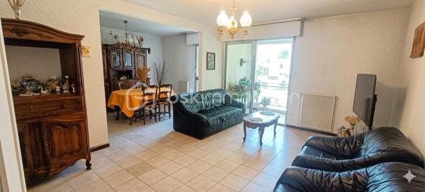 La Seyne-Sur-Mer À VENDRE - APPARTEMENT DE 96m² - STATIONNEMENTS - TERRASSE - CAVE 

À découvrir, dans une résidence sécurisée au pied d'un espace naturel protégé, cet appartement familial aux volumes généreux, situé dans une résidence parfaitement entretenue.

Au 2ème étage sans ascenseur, le bien de 96m² se compose d'un espace de vie comprenant un vaste salon-séjour lumineux d'environ 33m², idéal pour recevoir famille et amis, de 3 grandes chambres, d'un dressing, d'une cuisine fermée avec sa buanderie, d'une salle de bains, d'un WC indépendant,
d'un balcon offrant un espace extérieur appréciable au quotidien. Une cave complète le bien et plusieurs stationnements sont disponibles dans la résidence.
Je suis ouvert à la collaboration en inter-agences.
Je reste disponible 7j/7 pour vous apporter davantage d'informations et organiser une visite dans les meilleures conditions.