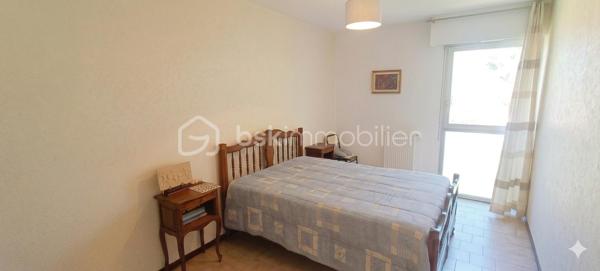 La Seyne-Sur-Mer À VENDRE - APPARTEMENT DE 96m² - STATIONNEMENTS - TERRASSE - CAVE 

À découvrir, dans une résidence sécurisée au pied d'un espace naturel protégé, cet appartement familial aux volumes généreux, situé dans une résidence parfaitement entretenue.

Au 2ème étage sans ascenseur, le bien de 96m² se compose d'un espace de vie comprenant un vaste salon-séjour lumineux d'environ 33m², idéal pour recevoir famille et amis, de 3 grandes chambres, d'un dressing, d'une cuisine fermée avec sa buanderie, d'une salle de bains, d'un WC indépendant,
d'un balcon offrant un espace extérieur appréciable au quotidien. Une cave complète le bien et plusieurs stationnements sont disponibles dans la résidence.
Je suis ouvert à la collaboration en inter-agences.
Je reste disponible 7j/7 pour vous apporter davantage d'informations et organiser une visite dans les meilleures conditions.