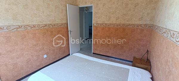 La Seyne-Sur-Mer À VENDRE - APPARTEMENT DE 96m² - STATIONNEMENTS - TERRASSE - CAVE 

À découvrir, dans une résidence sécurisée au pied d'un espace naturel protégé, cet appartement familial aux volumes généreux, situé dans une résidence parfaitement entretenue.

Au 2ème étage sans ascenseur, le bien de 96m² se compose d'un espace de vie comprenant un vaste salon-séjour lumineux d'environ 33m², idéal pour recevoir famille et amis, de 3 grandes chambres, d'un dressing, d'une cuisine fermée avec sa buanderie, d'une salle de bains, d'un WC indépendant,
d'un balcon offrant un espace extérieur appréciable au quotidien. Une cave complète le bien et plusieurs stationnements sont disponibles dans la résidence.
Je suis ouvert à la collaboration en inter-agences.
Je reste disponible 7j/7 pour vous apporter davantage d'informations et organiser une visite dans les meilleures conditions.
