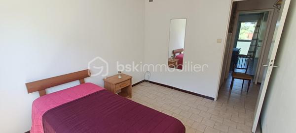 La Seyne-Sur-Mer À VENDRE - APPARTEMENT DE 96m² - STATIONNEMENTS - TERRASSE - CAVE 

À découvrir, dans une résidence sécurisée au pied d'un espace naturel protégé, cet appartement familial aux volumes généreux, situé dans une résidence parfaitement entretenue.

Au 2ème étage sans ascenseur, le bien de 96m² se compose d'un espace de vie comprenant un vaste salon-séjour lumineux d'environ 33m², idéal pour recevoir famille et amis, de 3 grandes chambres, d'un dressing, d'une cuisine fermée avec sa buanderie, d'une salle de bains, d'un WC indépendant,
d'un balcon offrant un espace extérieur appréciable au quotidien. Une cave complète le bien et plusieurs stationnements sont disponibles dans la résidence.
Je suis ouvert à la collaboration en inter-agences.
Je reste disponible 7j/7 pour vous apporter davantage d'informations et organiser une visite dans les meilleures conditions.