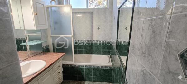 La Seyne-Sur-Mer À VENDRE - APPARTEMENT DE 96m² - STATIONNEMENTS - TERRASSE - CAVE 

À découvrir, dans une résidence sécurisée au pied d'un espace naturel protégé, cet appartement familial aux volumes généreux, situé dans une résidence parfaitement entretenue.

Au 2ème étage sans ascenseur, le bien de 96m² se compose d'un espace de vie comprenant un vaste salon-séjour lumineux d'environ 33m², idéal pour recevoir famille et amis, de 3 grandes chambres, d'un dressing, d'une cuisine fermée avec sa buanderie, d'une salle de bains, d'un WC indépendant,
d'un balcon offrant un espace extérieur appréciable au quotidien. Une cave complète le bien et plusieurs stationnements sont disponibles dans la résidence.
Je suis ouvert à la collaboration en inter-agences.
Je reste disponible 7j/7 pour vous apporter davantage d'informations et organiser une visite dans les meilleures conditions.