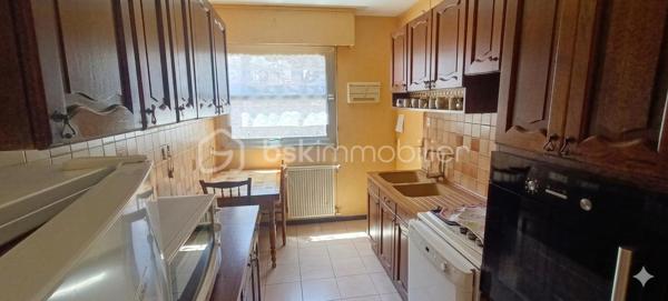 La Seyne-Sur-Mer À VENDRE - APPARTEMENT DE 96m² - STATIONNEMENTS - TERRASSE - CAVE 

À découvrir, dans une résidence sécurisée au pied d'un espace naturel protégé, cet appartement familial aux volumes généreux, situé dans une résidence parfaitement entretenue.

Au 2ème étage sans ascenseur, le bien de 96m² se compose d'un espace de vie comprenant un vaste salon-séjour lumineux d'environ 33m², idéal pour recevoir famille et amis, de 3 grandes chambres, d'un dressing, d'une cuisine fermée avec sa buanderie, d'une salle de bains, d'un WC indépendant,
d'un balcon offrant un espace extérieur appréciable au quotidien. Une cave complète le bien et plusieurs stationnements sont disponibles dans la résidence.
Je suis ouvert à la collaboration en inter-agences.
Je reste disponible 7j/7 pour vous apporter davantage d'informations et organiser une visite dans les meilleures conditions.