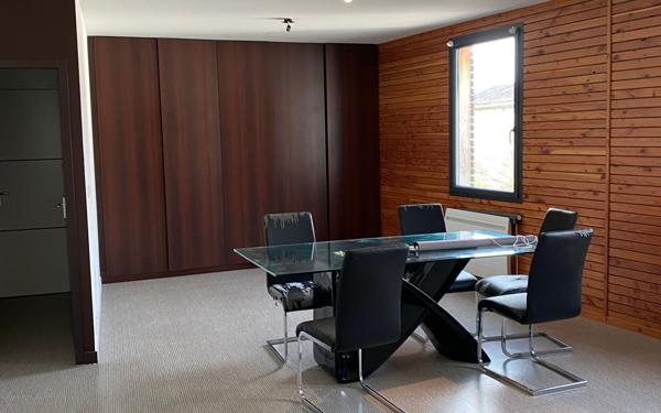 Immeuble à vendre    2 pièces •  Créon