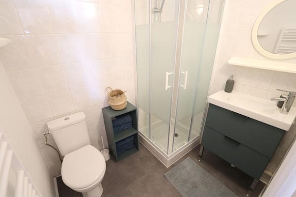 STUDIO MEUBLE PROCHE BORD DE LOIRE ET TRANSPORTS EN COMMUN