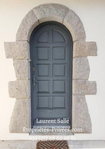 QUESTEMBERT 56230 - MAISON CENTRE VILLE.  6 pièces 108m2