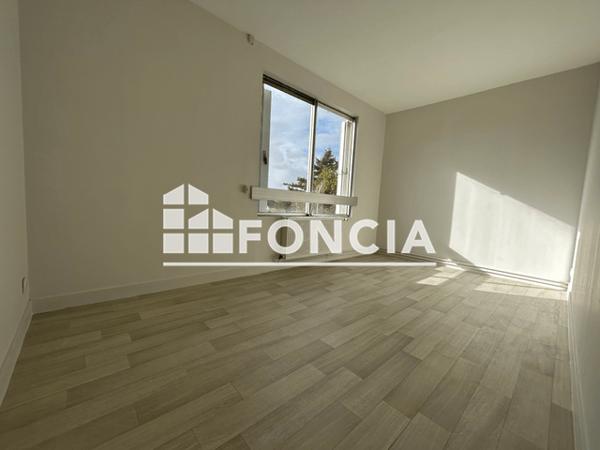 Location Appartement 4 pièces 79.9 m² - 5 RUE EUGENE LANDAIS Poitiers 86000