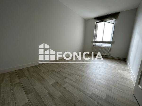 Location Appartement 4 pièces 79.9 m² - 5 RUE EUGENE LANDAIS Poitiers 86000