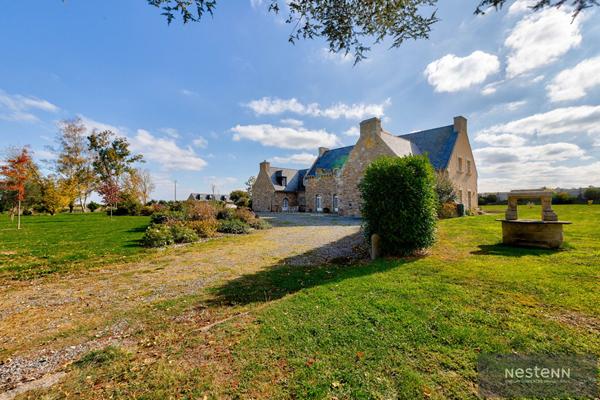 Demeure de prestige sur 1.5 hectares avec étang, dépendance et parc paysager -Trégueux (Baie de Saint-Brieuc)