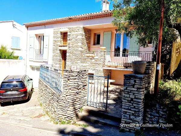 maison en centre ville d'APT avec 2 chambres, garage, un sous-sol total et une grande cour