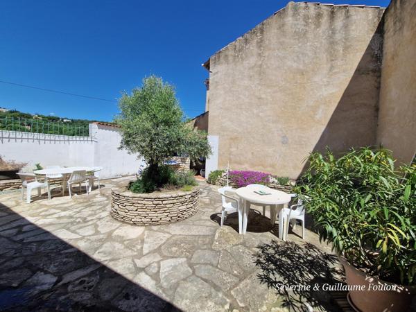 maison en centre ville d'APT avec 2 chambres, garage, un sous-sol total et une grande cour