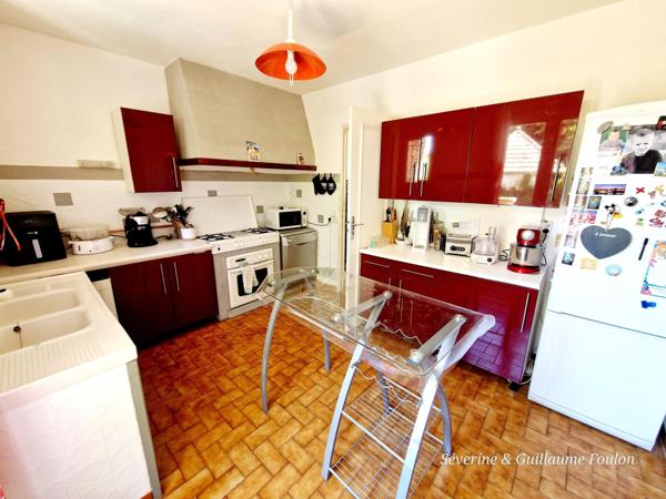 maison en centre ville d'APT avec 2 chambres, garage, un sous-sol total et une grande cour