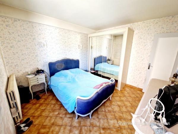 maison en centre ville d'APT avec 2 chambres, garage, un sous-sol total et une grande cour