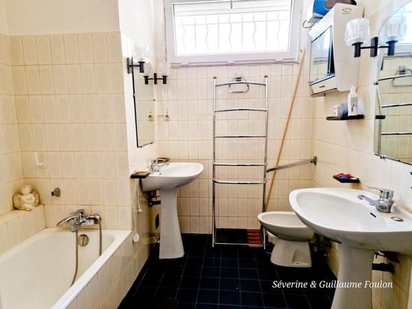 maison en centre ville d'APT avec 2 chambres, garage, un sous-sol total et une grande cour