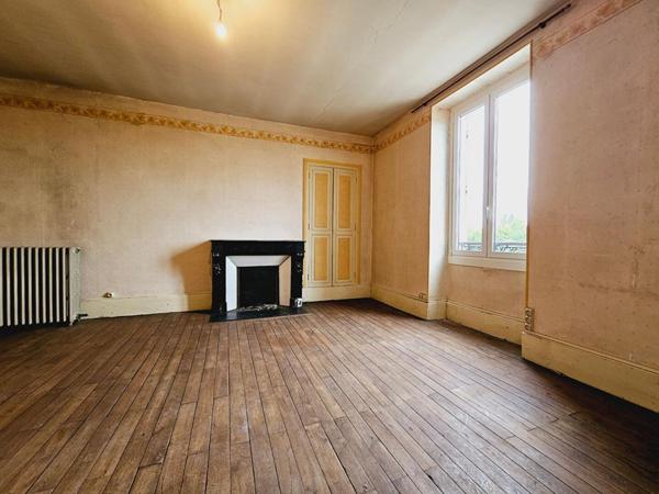 SAINT DOULCHARD IMMEUBLE DE 285M² GARAGE DEPENDANCES