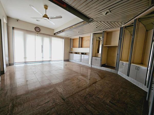 SAINT DOULCHARD IMMEUBLE DE 285M² GARAGE DEPENDANCES