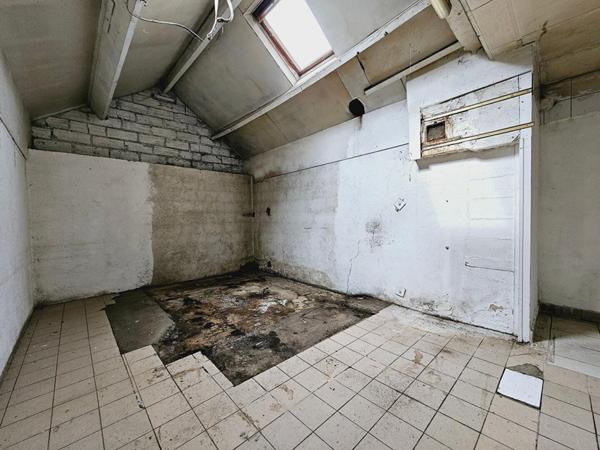 SAINT DOULCHARD IMMEUBLE DE 285M² GARAGE DEPENDANCES