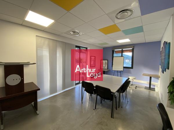 Bureaux à louer avec terrasse à Froges bâtiment récent accès autoroutier