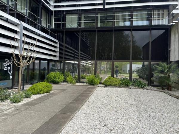 IMPLANTEZ VOTRE ENTREPRISE DANS UN ESPACE DE BUREAUX FONCTIONNEL, AU CŒUR D'UN CENTRE D'AFFAIRES DYNAMIQUE À NIORT.