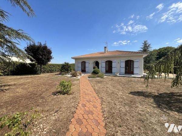 Maison de plain-pied avec piscine chauffée, panneaux photovoltaïques et double garage à Brie
