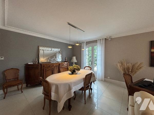 Maison de plain-pied avec piscine chauffée, panneaux photovoltaïques et double garage à Brie