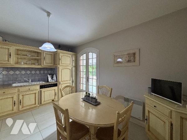 Maison de plain-pied avec piscine chauffée, panneaux photovoltaïques et double garage à Brie