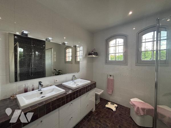 Maison de plain-pied avec piscine chauffée, panneaux photovoltaïques et double garage à Brie