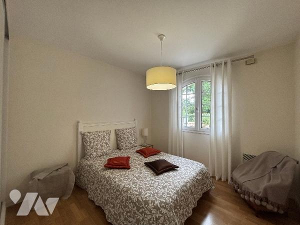 Maison de plain-pied avec piscine chauffée, panneaux photovoltaïques et double garage à Brie