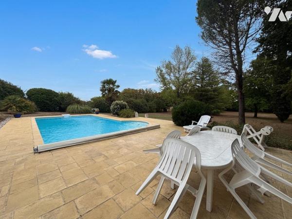 Maison de plain-pied avec piscine chauffée, panneaux photovoltaïques et double garage à Brie